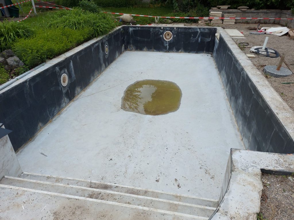 Ein Pool bietet Ihnen nicht nur Abkühlung an warmen Tagen, sondern auch einen Ort der Entspannung direkt vor Ihrer Haustür.