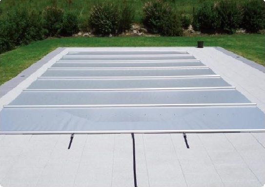 Eine hochwertige Poolabdeckung schützt Ihr Becken zuverlässig vor Schmutz, Laub und äußeren Einflüssen